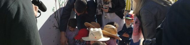 Los concejales Antonio Luego y Estíbaliz Masegosa ayudan a los peques a plantar las primeras lechugas.
